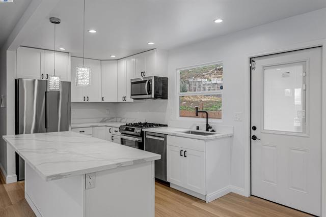 Image 11 of 35 For 158 Baxter St.