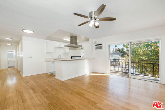 423 N Harvard Boulevard, Los Angeles CA: https://media.crmls.org/mediaz/d71c355e-e0d3-4a53-974f-a3707ddb1f68.jpg