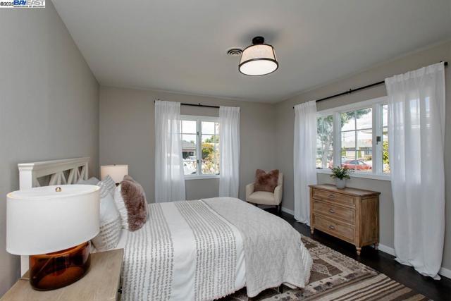 1366 Hansen Ave, Alameda CA: https://media.crmls.org/mediaz/d71cee18-d017-44a3-8b2f-963fd9cf9eac.jpg