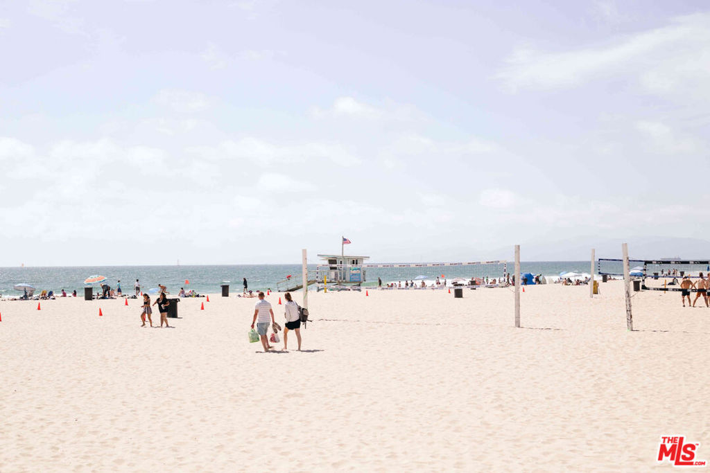 https://media.crmls.org/mediaz/d71d59df-d3bf-47a4-9fcf-729557e60c27.jpg?preset=X-Large