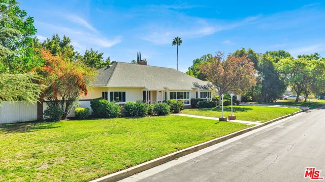 6900 Chisholm Avenue, Lake Balboa CA: https://media.crmls.org/mediaz/d71ee51d-6546-4b51-8581-1e978a05a3ef.jpg