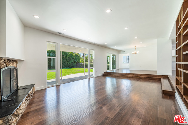 5412 S HOLT Avenue, Los Angeles CA: https://media.crmls.org/mediaz/d71f1b90-31e6-4812-b121-2ca9aa56475c.jpg