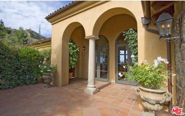 24734 W Saddle Peak Road, Malibu CA: https://media.crmls.org/mediaz/d71fc3d4-2b7b-4826-9aea-582ec0f31568.jpg