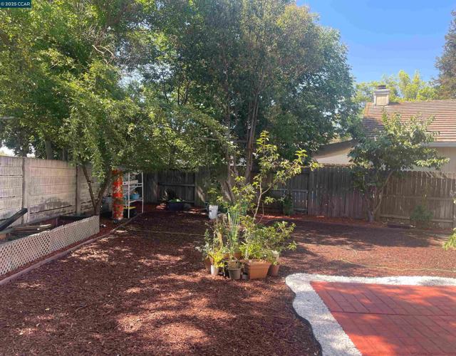 1011 Amanda Cir, Brentwood CA: https://media.crmls.org/mediaz/d71fd0bd-fef4-4710-b6d1-e2891a9f2eca.jpg