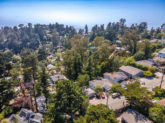 6827 Ridgewood Drive, Oakland CA: https://media.crmls.org/mediaz/d71ff526-4db5-4310-9ac7-7c12244fc277.jpg