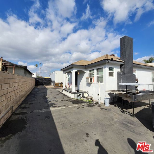 2446 2452 Durfee Avenue, El Monte CA: https://media.crmls.org/mediaz/d720c183-bd5a-4a70-a36d-e5688a8e8041.jpg