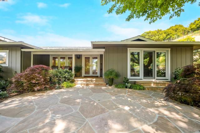 8700 Oak Tree Ln, Castro Valley CA: https://media.crmls.org/mediaz/d721850c-ba55-40cf-8644-f21cf64083ae.jpg