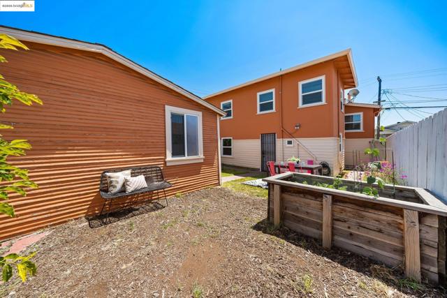 1547 68Th Ave, Oakland CA: https://media.crmls.org/mediaz/d722a035-b5d5-42f8-b1d1-5ed459371022.jpg