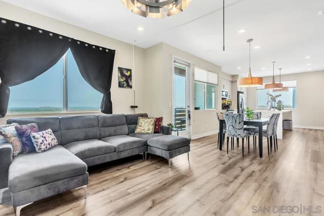 722 Anchor Ct, Chula Vista CA: https://media.crmls.org/mediaz/d724dd37-0098-4637-98ea-de3d0025f4de.jpg