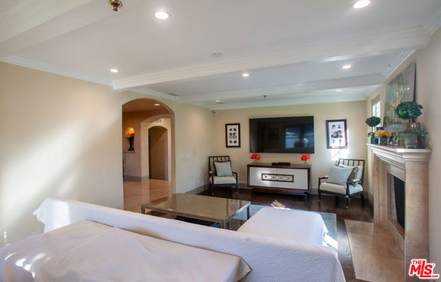 3501 Caribeth Drive, Encino CA: https://media.crmls.org/mediaz/d7257e7c-76fe-4b6e-91e1-b9cc3332e5f3.jpg