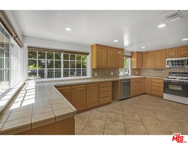 5504 Tyrone Avenue, Sherman Oaks CA: https://media.crmls.org/mediaz/d7260ac1-eeca-4c94-b9b7-1590ccbeaddb.jpg