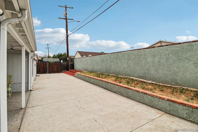 1097 Wayside Ave, El Cajon CA: https://media.crmls.org/mediaz/d727318d-c7e7-4fcf-b799-26cbcf5e66bd.jpg