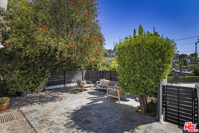 3831 Fernwood Avenue, Los Angeles CA: https://media.crmls.org/mediaz/d7282644-2169-468d-86dc-45ba46f404bd.jpg