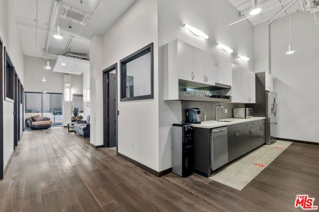 11132 VENTURA Boulevard photo 6