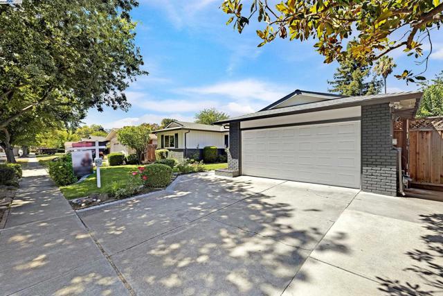 5041 Golden Rd, Pleasanton CA: https://media.crmls.org/mediaz/d7296797-0314-4505-8a7d-3ccafd8190fc.jpg
