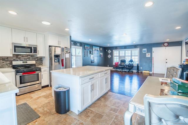 1260 Finch Pl, Chula Vista CA: https://media.crmls.org/mediaz/d7297b5c-9d55-4cd6-8d1c-52d27aceef0a.jpg