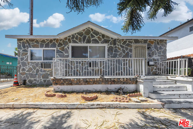1286 W 39th Place, Los Angeles CA: https://media.crmls.org/mediaz/d72a9152-4c97-4a2b-ab3e-e60c04977b7c.jpg