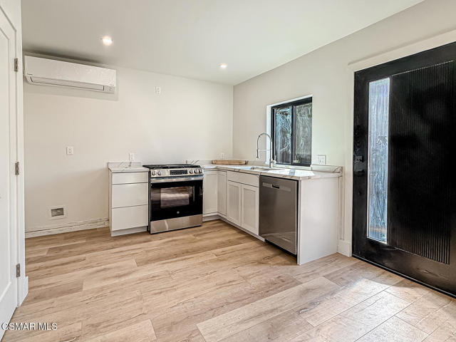 7530 Gaviota Avenue, Lake Balboa CA: https://media.crmls.org/mediaz/d72b17fe-c744-4947-816c-c3c5d4d9707c.jpg