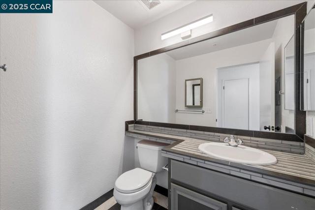 219 Sea Crest Cir, Vallejo CA: https://media.crmls.org/mediaz/d72c602d-d8ec-4275-97f5-63cdfa94c337.jpg