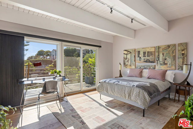 3307 Deronda Drive, Los Angeles CA: https://media.crmls.org/mediaz/d72d0bbd-3c39-414d-acb7-0fbf91a5995e.jpg