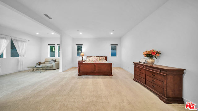 12553 N Ridgeline Road, Porter Ranch CA: https://media.crmls.org/mediaz/d72d274f-5125-4ba2-8dd3-c274a2a2cc70.jpg