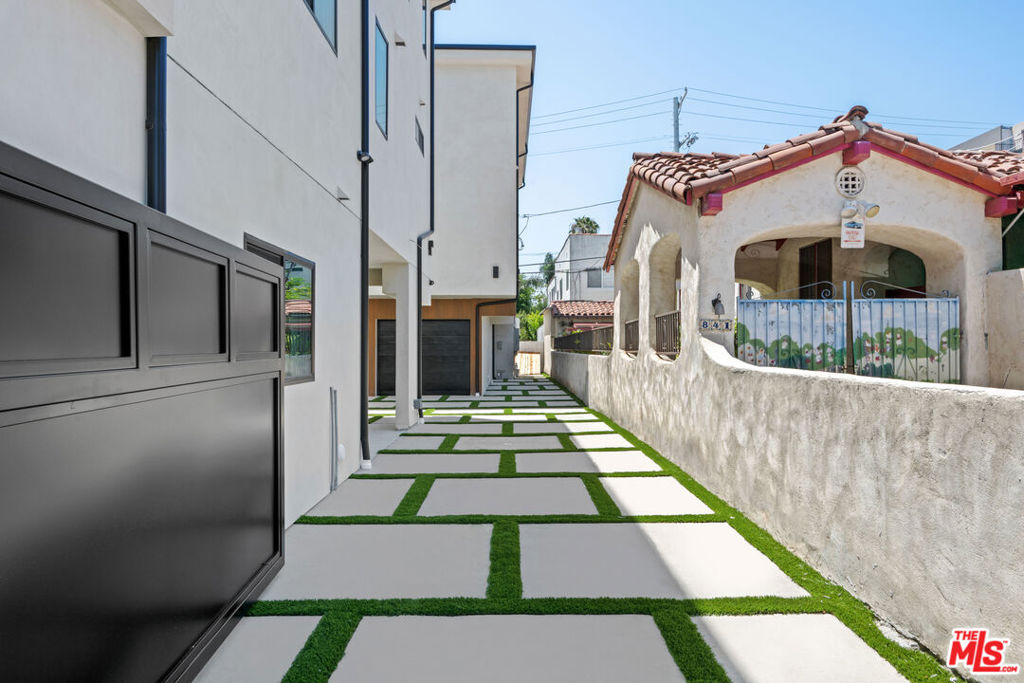 https://media.crmls.org/mediaz/d72d4a26-80ec-4243-b127-95dcdd006acc.jpg?preset=X-Large