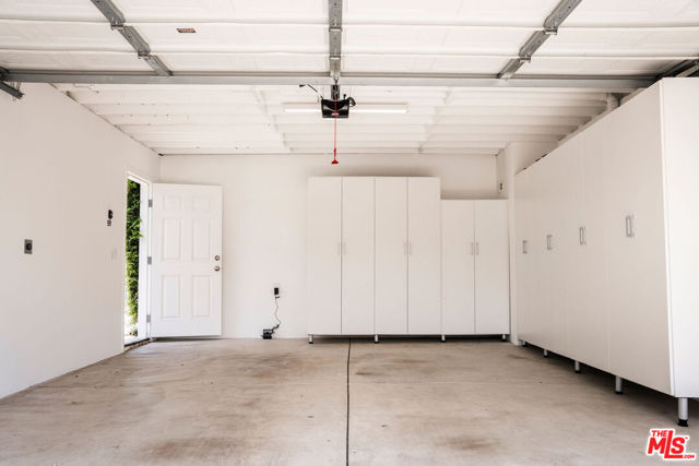 162 S Lucerne Boulevard, Los Angeles CA: https://media.crmls.org/mediaz/d72da677-6d1e-4218-8454-6354a739e607.jpg
