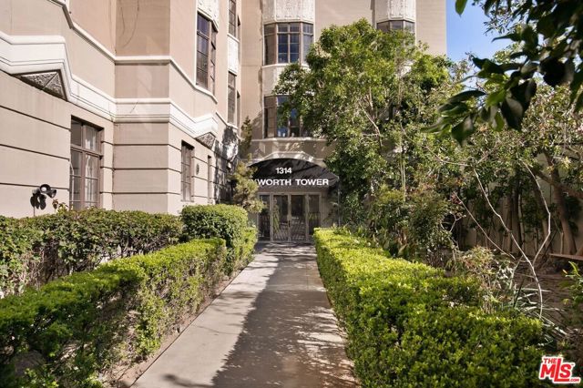 1314 N HAYWORTH Avenue, West Hollywood CA: https://media.crmls.org/mediaz/d72eb060-3ff5-4a01-b1c1-c5d3a16c3163.jpg