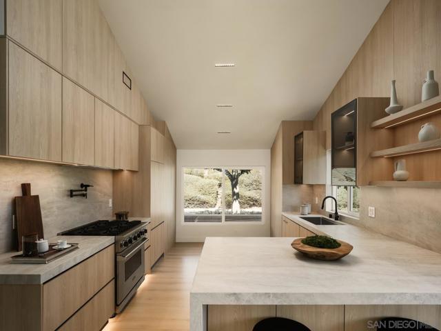 2163 Caminito Circulo Norte, La Jolla CA: https://media.crmls.org/mediaz/d72f5a02-74cd-4718-af8d-cbb9e830ba66.jpg