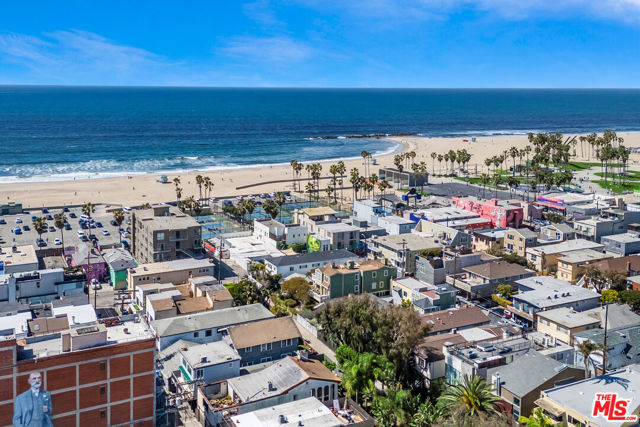 22 20th Avenue, Venice CA: https://media.crmls.org/mediaz/d72fe315-8c9e-4407-86ac-e7c5e0f643cf.jpg