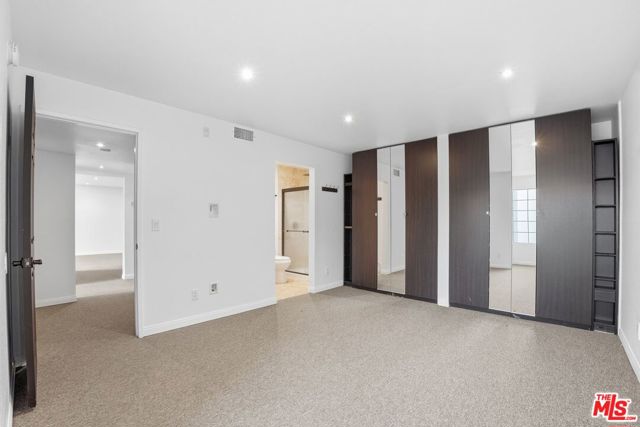 5530 Owensmouth Avenue, Woodland Hills CA: https://media.crmls.org/mediaz/d72fef81-1371-4ce4-81f6-43768e2e5a81.jpg