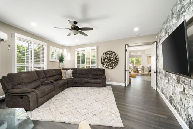 Second living room/den