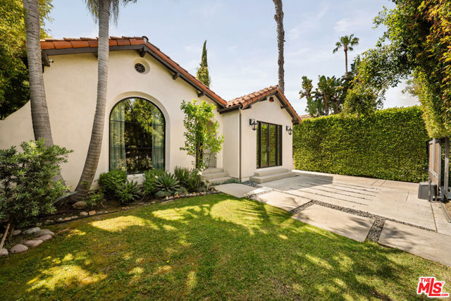 459 N Crescent Heights Boulevard, Los Angeles CA: https://media.crmls.org/mediaz/d731a211-0561-482e-befe-8812bd9679c1.jpg