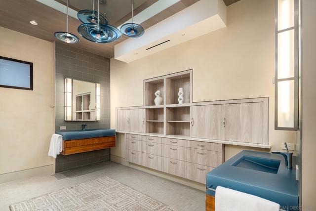 6005 La Jolla Scenic Dr S, La Jolla CA: https://media.crmls.org/mediaz/d731d89e-412b-45c5-beb8-b9dcf8261bf5.jpg