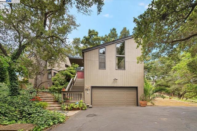 391 Oak Ln, Pleasanton CA: https://media.crmls.org/mediaz/d7328f82-9512-4aab-adc3-73ff8c50890f.jpg