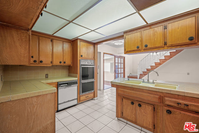 2101 N Almadale Avenue, Los Angeles CA: https://media.crmls.org/mediaz/d733acea-20d4-438f-8b2f-7283b25b431e.jpg