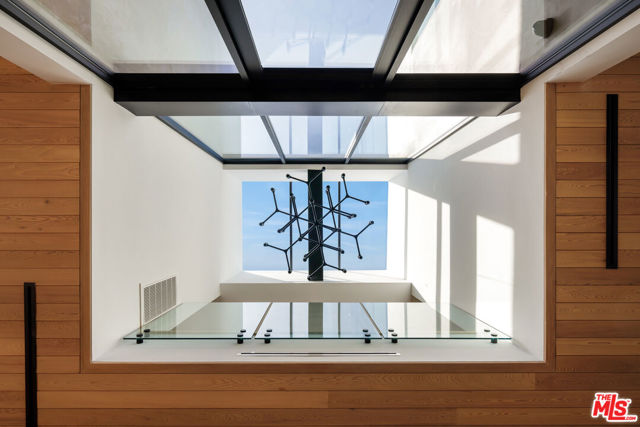 952 N Laurel Avenue, Los Angeles CA: https://media.crmls.org/mediaz/d735cbaf-ad66-4d14-b52f-0823081eea79.jpg