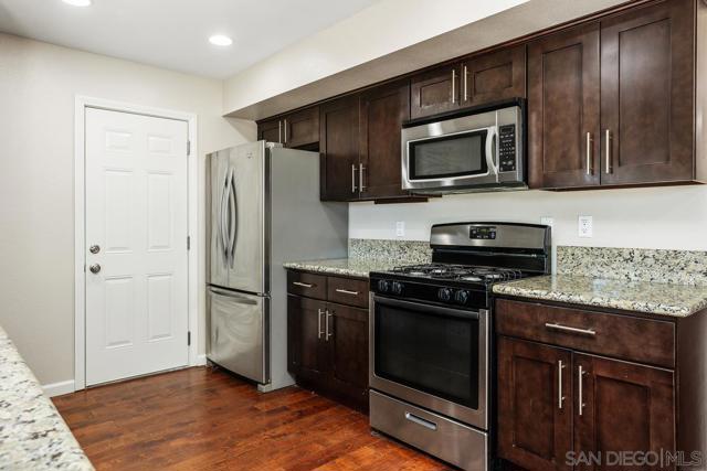 1561 Oak Hill Dr, Escondido CA: https://media.crmls.org/mediaz/d7372463-4235-42b0-a911-8ed6eaf54470.jpg