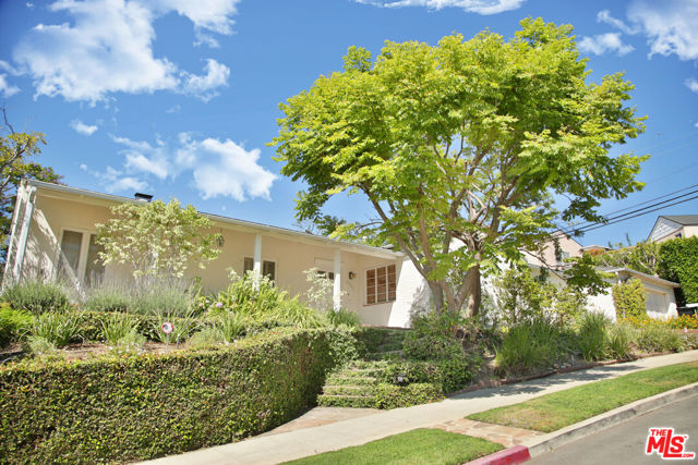 2963 Queensbury Drive, Los Angeles CA: https://media.crmls.org/mediaz/d73728e0-bd01-4865-85d1-ef5e875b4af4.jpg
