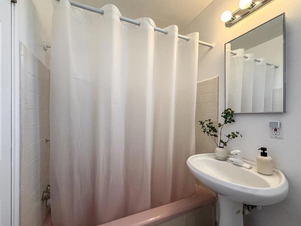 https://media.crmls.org/mediaz/d739b385-fbdc-4a40-91c2-d0c5b7b412dc.jpg?preset=X-Large