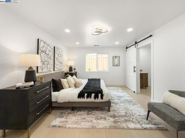 450 Lancaster Way, Redwood City CA: https://media.crmls.org/mediaz/d73ad766-7816-42d1-b576-0fb26f286ce8.jpg