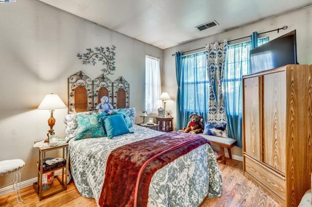 337 Upton Pyne Dr, Brentwood CA: https://media.crmls.org/mediaz/d73c01f8-c04c-4129-b443-ec2bc3c64148.jpg