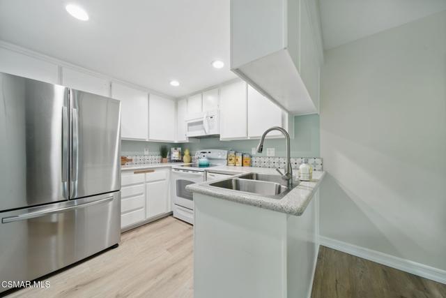 245 Oakleaf Drive, Thousand Oaks CA: https://media.crmls.org/mediaz/d73c8cb2-3895-4397-80e8-b130fdd6f81d.jpg