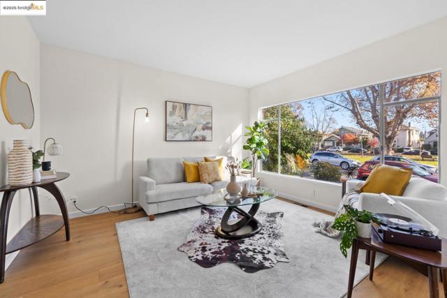 1241 Park Ave, Alameda CA: https://media.crmls.org/mediaz/d73c8fb3-ba78-4325-87a5-f3a528404722.jpg