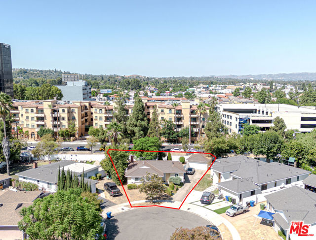 18240 Weddington Street, Tarzana CA: https://media.crmls.org/mediaz/d73e5f37-b3e5-4dfd-82ce-18233e008a05.jpg