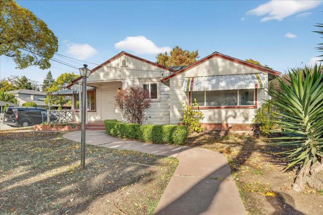 3703 Florence Street, Redwood City CA: https://media.crmls.org/mediaz/d73e7b63-4291-49ef-93cc-96c90abe259b.jpg