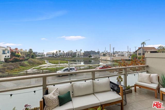 3950 Via Dolce, Marina del Rey CA: https://media.crmls.org/mediaz/d73f83ae-6ea4-4c9c-99c2-f9528dde3f12.jpg