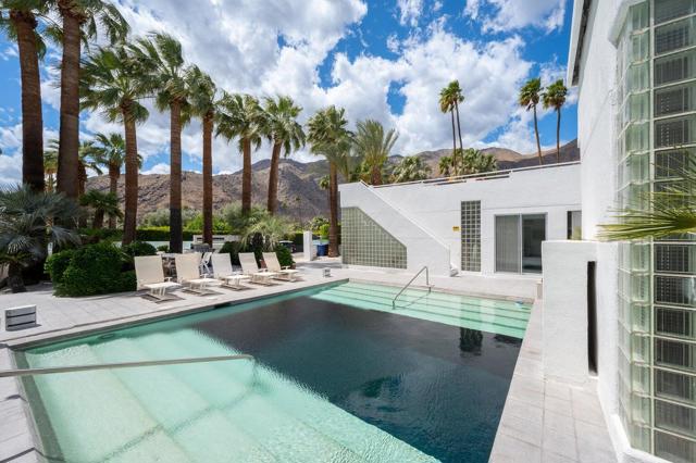 520 W ViA Lola, Palm Springs CA: https://media.crmls.org/mediaz/d740f221-ea71-4761-9399-597dd2203d37.jpg