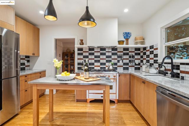 3701 Midvale Ave, Oakland CA: https://media.crmls.org/mediaz/d741322f-379a-4204-8f1b-55698f6673aa.jpg