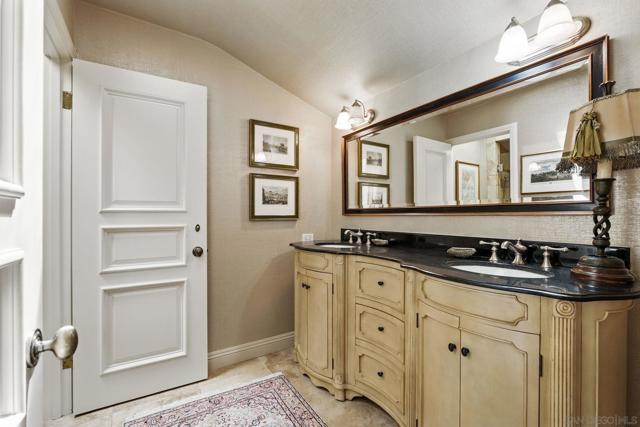 2885 Caminito Merion, La Jolla CA: https://media.crmls.org/mediaz/d741c894-149c-4334-86d8-e103d2012010.jpg
